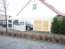 Carport gehobelte Ware, weiß lasiert, traditionell gebaut, alles gezapft und mit Holznägeln verbunden, mit integrierten Schuppen und Glasdach, alle Randeinfassungen in Aluminium weiß