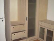Glastürenschiebeschrank mit Vollauszugschubladen und Kleiderstangen in Birke, weiß geölt