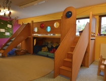 Kindergarten: Spieleburg in Buche mit Plexiglasscheiben und Halbkugeln, Treppe und Rutsche